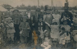 Kjolekonkurranse, c1900 av Unbekannt
