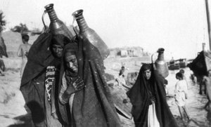 Kvinnelige vannbærere, Amarah, Irak, 1917-1919 av Unbekannt