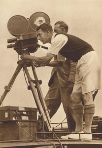 Filmskaper - Lage kinopord på en av hans årlige leire for gutter, 1927 1937 av Unbekannt