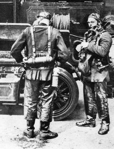 Brannmenn som tar på seg røykhjelmer, Farringdon Street gummiverk, London, 1926-1927 av Unbekannt