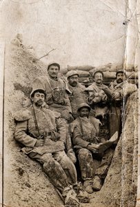 Første verdenskrig (1914-1918): Hårete soldater i vinterdrakt i en skyttergrav i 1916-1917. De bruker saueskinnsjakker og gassmaske. av Unbekannt