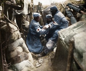 Førstehjelp til en såret mann i en av de franske skyttergravene, 1915 av Unbekannt