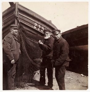 Fiskere som står ved et garn, ca 1905 av Unbekannt