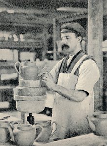 Festetut på en tekanne, c1917 av Unbekannt