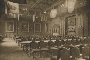 Flagghengt storsal der det mektige kjøpmannsselskapet holder sine banketter, c1935. av Unbekannt