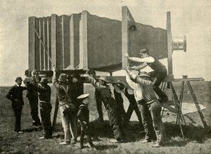 Fokuserer på det gigantiske kameraet for arbeid, 1901. av Unbekannt