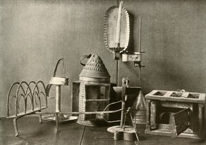 Fotvarmer, oljelamper, stearinlyslampe, tinnlykt og brødrister, 1700-tallet, 1937. av Unbekannt