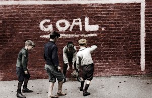 Fotball i East End, London, 1926-1927. av Unbekannt