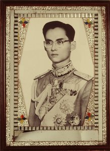 Innrammet portrett av kong Bhumibol Adulyadej (s/hv-bilde) av Unbekannt