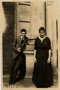 Franz Kafka med søsteren Ottla før Oppelt House i Praha av Unbekannt