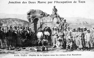 Fransk fremmedlegion ved noen Marabout-ruiner, Taza, Marokko, 1904 av Unbekannt