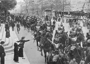 Franske kurassiere som rir gjennom gatene i Paris på vei mot fronten, 1914 av Unbekannt