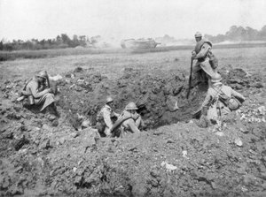 Fransk infanteri hviler i et skjellhull, Chemin des Dames, Frankrike, 11. juni 1918 av Unbekannt