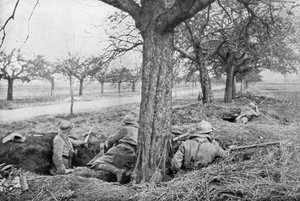 Franske maskingeværere gravde seg inn i kanten av en vei, under epletrær, 1918 av Unbekannt