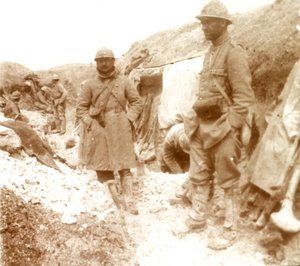 Franske soldater ved en fanget tysk skyttergrav, c1914-c1918 av Unbekannt