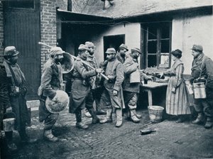 Franske soldater som kommer tilbake fra skyttergravene, stopper for forfriskning, ca 1914 av Unbekannt