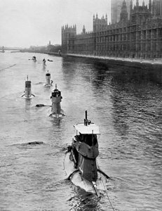 Den franske ubåten Saphir Q44 og fem andre flyttet fra Gravesend til London, juli 1909 av Unbekannt