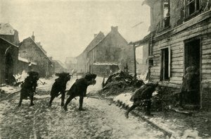 Franske tropper krysser en landsbygate under tysk ild, første verdenskrig, 1914-1915, c1920. av Unbekannt