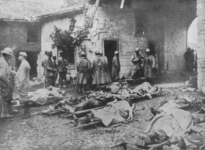 Franske sårede ble fjernet under et angrep på en gård bak i linjene, 1915 av Unbekannt