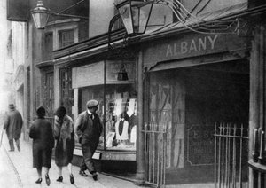 Porthus i Vigo Street som fører til Albany-kamrene, London, 1926-1927 av Unbekannt