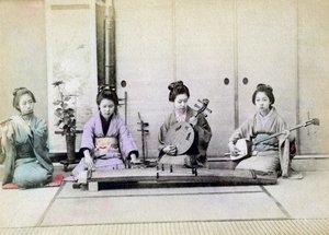 Geisha som spiller tradisjonelle musikkinstrumenter, Japan, 1880 av Unbekannt