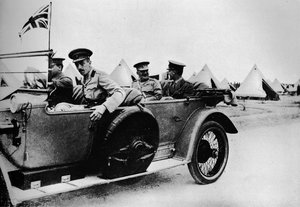 General Sir John Maxwell, sjef for egyptiske tropper, kjørte gjennom en av leirene, 1915 av Unbekannt