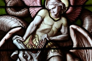Genève, Genève, Sveits, le 5/7/2015 - Basilica Notre-Dame i Genève. Glassmaleri vindu. Engel som kjemper mot Satan som en drage. av Unbekannt