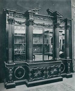 Georgian Cabinet, gjengitt med tillatelse fra HRH The Princess of Wales, 1908. av Unbekannt