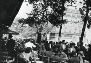 Tyske hæroffiserer slapper av utenfor Cafe de la Paix, Paris, juni 1940 av Unbekannt