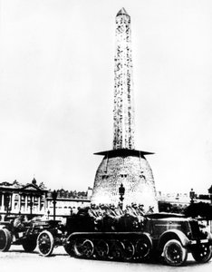 Tysk artilleri kjører gjennom Place de la Concorde, Paris, 1940 av Unbekannt