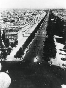 Tyske styrker paraderer langs Champs Elysees, Paris, 14. juni 1940 av Unbekannt