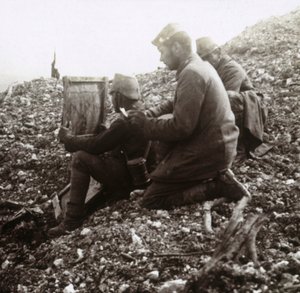 Tyske signalgivere utenfor festningen Vaux, Verdun, Nord-Frankrike, c1914-c1918 av Unbekannt