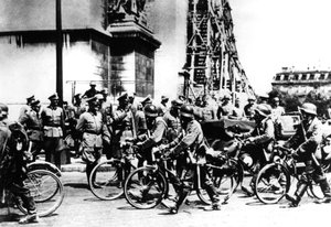 Tyske soldater marsjerte forbi Triumfbuen, Paris, 14. juni 1940 av Unbekannt
