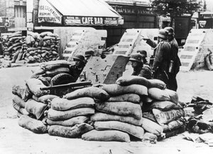 Tyske soldater med fanget fransk barrikade, nær Paris, juni 1940 av Unbekannt