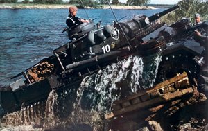 Tysk tank som forser en elv, Russland, 1941 av Unbekannt