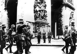 Tyske tropper marsjerte forbi Triumfbuen, Paris, 14. juni 1940 av Unbekannt