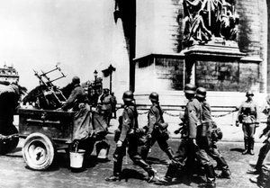 Tyske tropper marsjerte forbi Triumfbuen, Paris, juni 1940 av Unbekannt