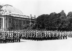 Tyske tropper paraderer foran den tyske kommandanten i Paris, 8. juli 1941 av Unbekannt