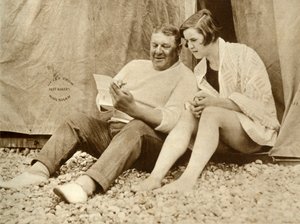 Gertrude Ederle mottar råd fra treneren sin Jabez Wolff, 1926, 1935. av Unbekannt