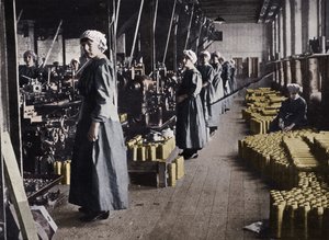 Jentearbeidere i en ammunisjonsfabrikk, 1915 av Unbekannt
