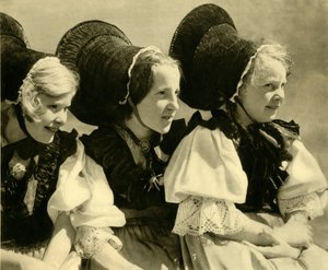 Jenter i tradisjonell drakt, Vorarlberg, Østerrike, c1935. av Unbekannt