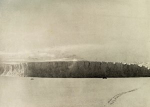 Isbre sør for Cape Barne, med motor som reiser på havisen, c1908, 1909. av Unbekannt