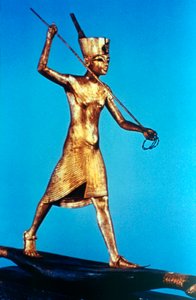 Gullfigur av kong Tutankhamon stående på en sivbåt og spydfisk, 1300-tallet f.Kr. av Unbekannt