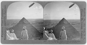 Graf Zeppelin over pyramidene i Giza, ca. 1930 (stereograf) av Unbekannt