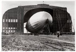 Graf Zeppelin festet til den mobile ankermasten, Lakehurst, New Jersey, USA, 1930, 1933 av Unbekannt