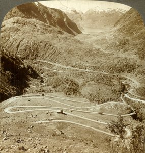 Flotte sikksakk-sløyfer av vei som går ned fra Dyreskardpasset - vestover til Roldalsjøen, Norge, ca 1905. av Unbekannt