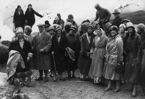 Gruppe turister på besøk i Svartisen, Nord-Norge, 1929 av Unbekannt