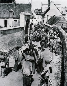 Grupper av franske motstandskjempere venter på utdeling av våpen i et hus, juli 1944 (s/hvitt-bilde) av Unbekannt