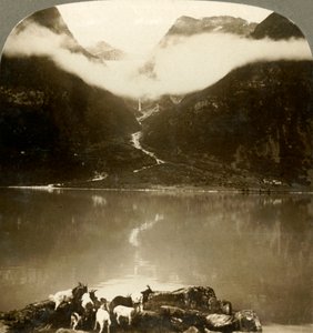 Grytereidsbreen glitrer over drivende skyer, over den rolige Oldensjøen, Norge, c1905. av Unbekannt