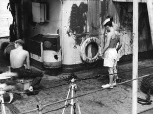 HMS Amethyst, etter aksjon på Yangtze-elven, 20. april 1949 av Unbekannt